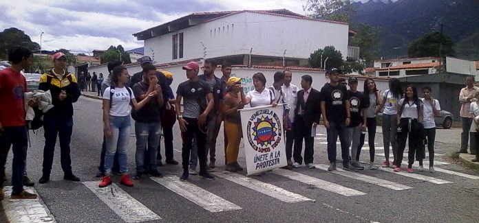 Protestan en Mérida por crisis hospitalaria