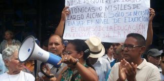 maestros protestan frente al Ministerio de Educación