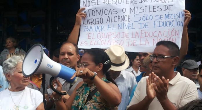 maestros protestan frente al Ministerio de Educación