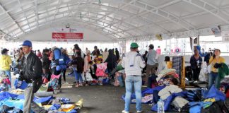 migrantes venezolanos sin visa esperan en la frontera de Colombia y Ecuador