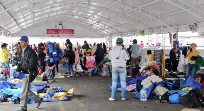 migrantes venezolanos sin visa esperan en la frontera de Colombia y Ecuador