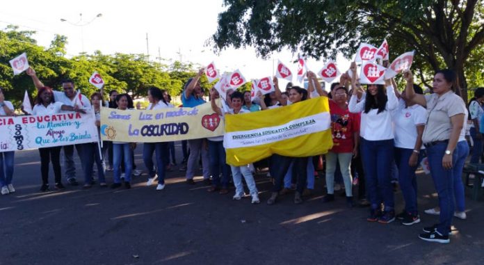 Docentes de Fe y Alegría protestan por mejores condiciones laborales