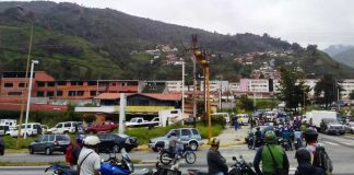 Siguen las colas para poder surtir de gasolina en Mérida