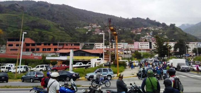 Nuevamente se agudizan las colas en las estaciones de gasolina en Mérida Siguen las colas para poder surtir de gasolina en Mérida