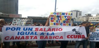 Docentes protestaron este 10 de octubre, exigiendo mejores salarios