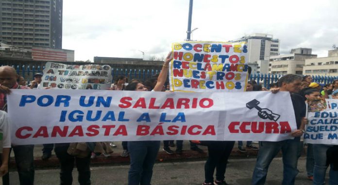 Docentes protestaron este 10 de octubre, exigiendo mejores salarios