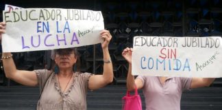 Maestros protestan frente al Ministerio de Educación en Caracas