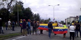 Estudiantes universitarios marchan en Mérida