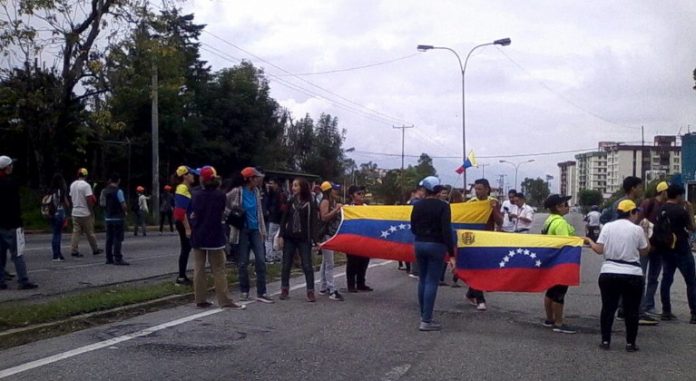 Estudiantes universitarios marchan en Mérida