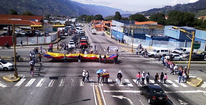Docentes se mantendrán en las calles ante beneficios laborales