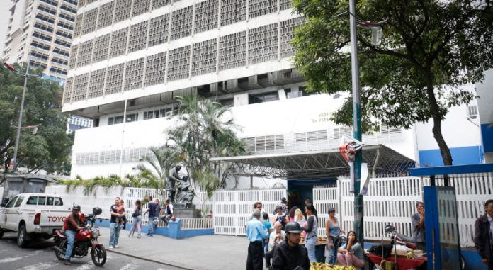 Hospital JM de los Ríos sin agua potable ni insumos