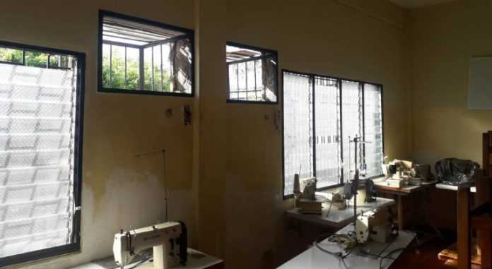 Cecal Guasdualito Sustrajeron los aires acondicionados del salón de Corte y Costura