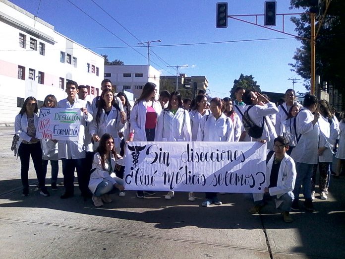 Estudiantes de medicina de la ULA protestaron por falta de insumos