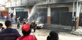 Bomberos combaten el incendio