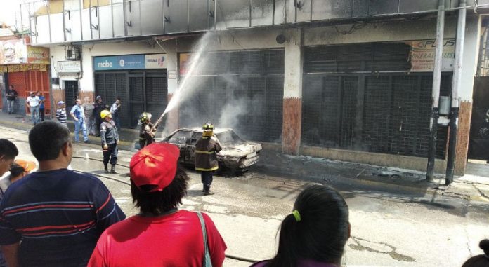 Bomberos combaten el incendio