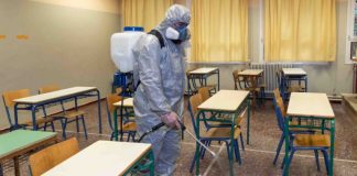 Un trabajador sanitario desinfecta un salón de clases | Foto: EFE