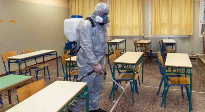 Un trabajador sanitario desinfecta un salón de clases | Foto: EFE