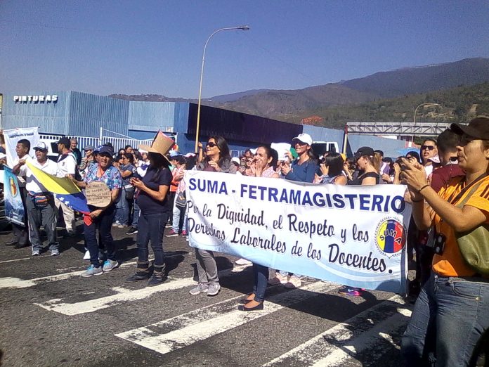 Docentes en Mérida protestaron ante bajos salarios