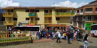 Campesinos huyen de las amenazas de grupos armados en Colombia El 26 de abril, 815 campesinos llegaron a Ituango, en Antioquia, huyendo de los enfrentamientos entre grupos armados en sus parcelas