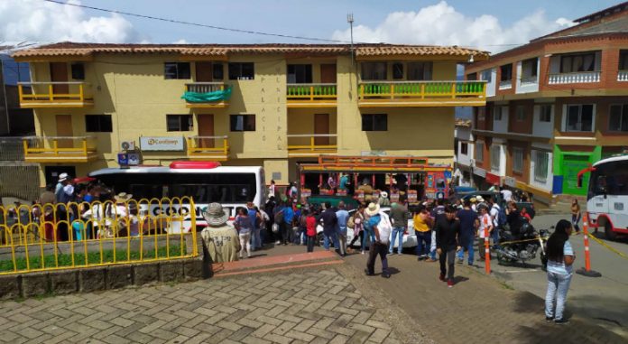 El 26 de abril, 815 campesinos llegaron a Ituango, en Antioquia, huyendo de los enfrentamientos entre grupos armados en sus parcelas