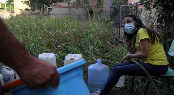Vecinos-de-Caricuao-buscan-agua34-2