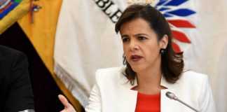 Ecuador prohíbe los velatorios y mantiene las medidas de restricción social María Paula Romo, ministra de gobierno de Ecuador