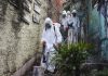 Un grupo de trabajadores de la salud desinfectan una favela en Brasil
