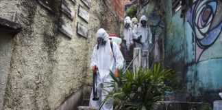 Brasil alcanza su cifra más alta de muertes diarias por COVID-19 Un grupo de trabajadores de la salud desinfectan una favela en Brasil