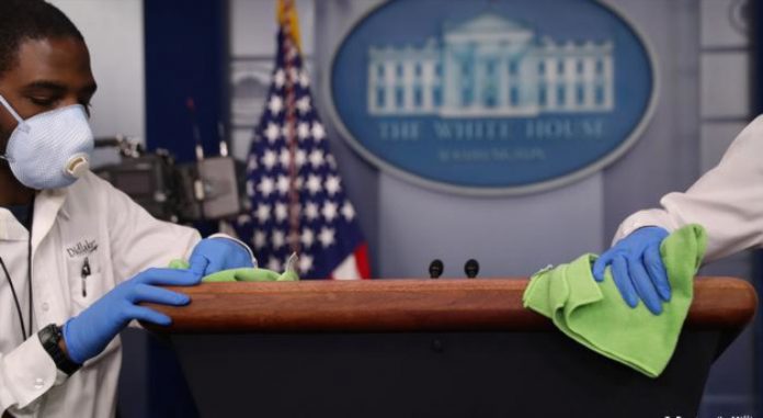 Personal de salud desinfecta la casa blanca