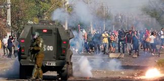 Manifestantes se enfrentaron a la policía para protestar por la falta de trabajo y de comida | Foto: Pablo Rojas, AFP