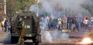 En Chile protestan «contra el hambre» durante la cuarentena Manifestantes se enfrentaron a la policía para protestar por la falta de trabajo y de comida | Foto: Pablo Rojas, AFP