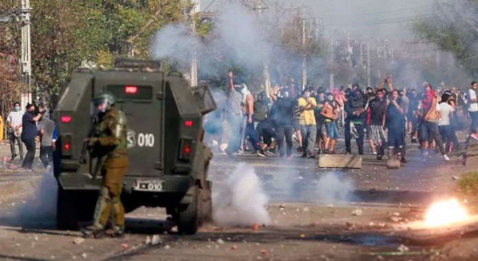 Manifestantes se enfrentaron a la policía para protestar por la falta de trabajo y de comida | Foto: Pablo Rojas, AFP