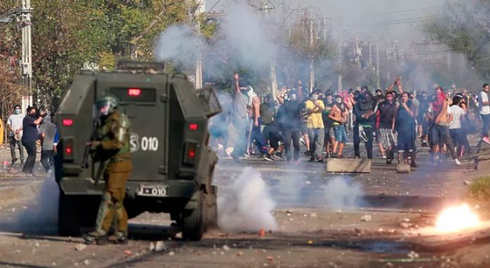 Manifestantes se enfrentaron a la policía para protestar por la falta de trabajo y de comida | Foto: Pablo Rojas, AFP