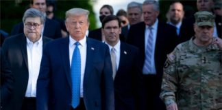 Donald Trump, Mark Esper y el General Mark Miley caminan a una iglesia cercana a la Casa Blanca