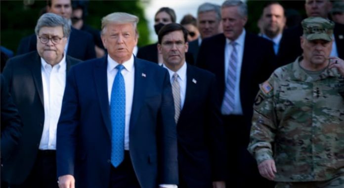 Donald Trump, Mark Esper y el General Mark Miley caminan a una iglesia cercana a la Casa Blanca