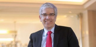 Para el economista Paul Romer "es un desperdicio de recursos intentar que las personas vuelvan al trabajo si no se ha encontrado la manera de que sea seguro volver a trabajar"