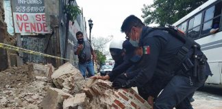 Personal de Protección Civil de México remueve escombros en un inmueble derrumbado en Oaxaca | Foto: La Vanguardia