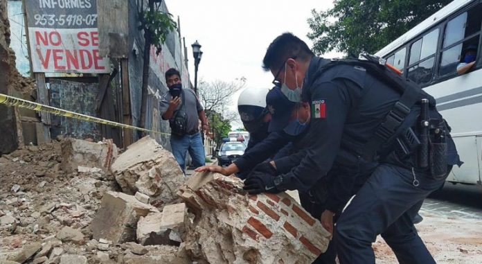 Personal de Protección Civil de México remueve escombros en un inmueble derrumbado en Oaxaca | Foto: La Vanguardia