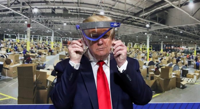 Trump durante su visita a una fábrica en mayo de 2020