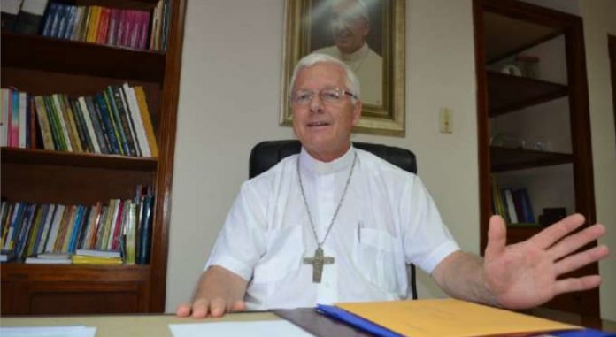 Bertram Wick Para el obispo católico Bertram Wick, si el tratamiento resulta exitoso podría salvar vidas y recuperar la economía del país. | Foto: diario La Hora, Ecuador.