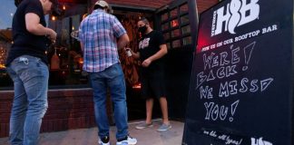 El estado de Texas volvió a cerrar los bares e hizo obligatorio el uso de mascarilla | Foto: Reuters