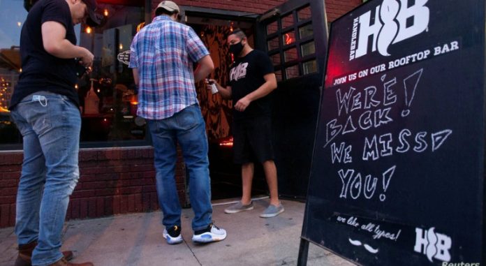 El estado de Texas volvió a cerrar los bares e hizo obligatorio el uso de mascarilla | Foto: Reuters