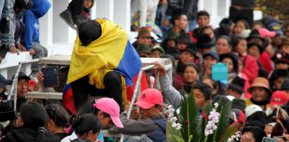 Familiares y simpatizantes lloran la muerte del dirigente Inocencio Tucumbi, según ellos, a manos de la policía