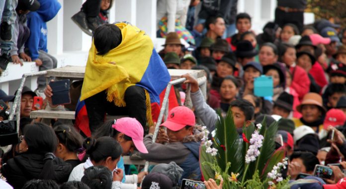 Familiares y simpatizantes lloran la muerte del dirigente Inocencio Tucumbi, según ellos, a manos de la policía