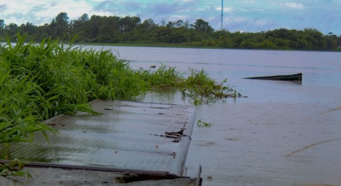 Puente inundado del paseo