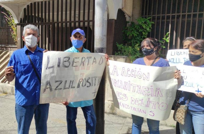 Manifestantes protestaron frente a la sede del Ministerio Publico en Lara para exigir la libertad de cinco miembros de Azul Positivo. Manifestantes protestaron frente a la sede del Ministerio Publico en Lara para exigir la libertad de cinco miembros de Azul Positivo.