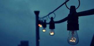 Sin luz y rodeados de basura