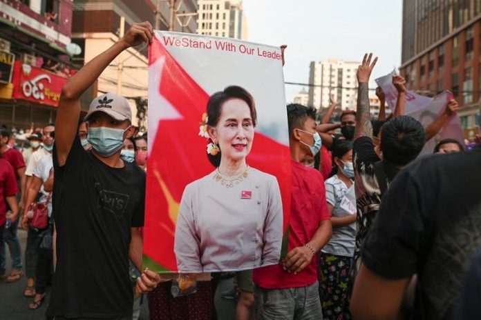 Manifestantes protestan contra el golpe militar y exigen la liberación de la líder electa Aung San Suu Kyi, en Yangón, Myanmar, el 6 de febrero de 2021