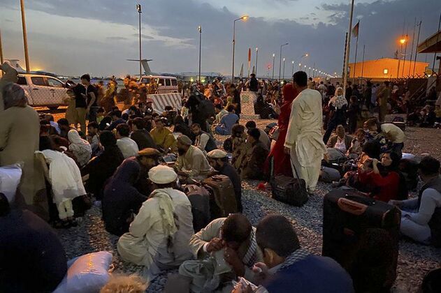 muchas-las-familias-que-llegan-al-aeropuerto-kabul-lo-hacen-despues-ser-convocadas-las-embajadas-los-paises-que-los-van-acoger (1)