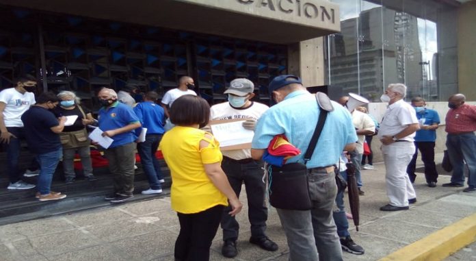 Protesta ante el Ministerio de Educación